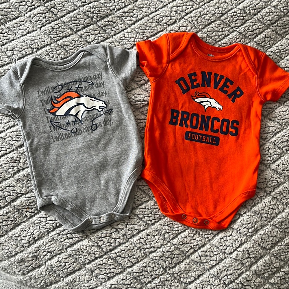 Denver Brancos onesies